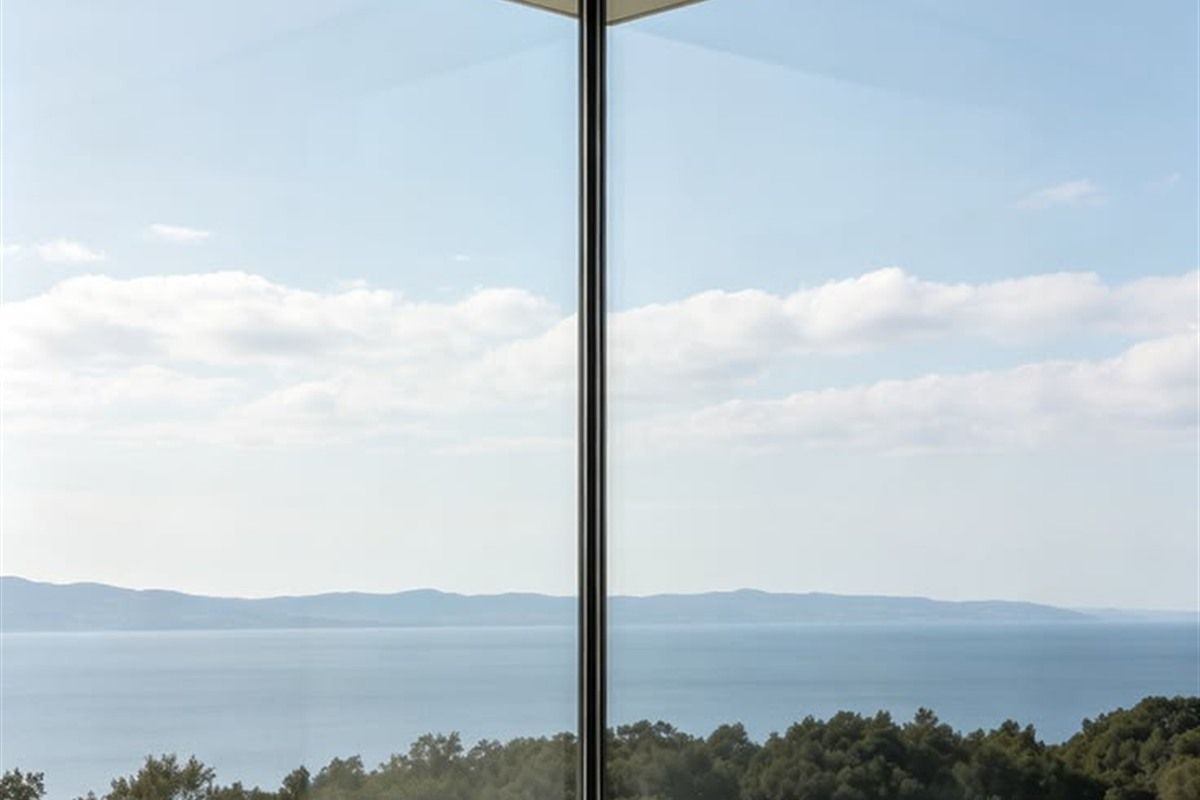 Janela panorâmica de vidro em canto com vista para o mar