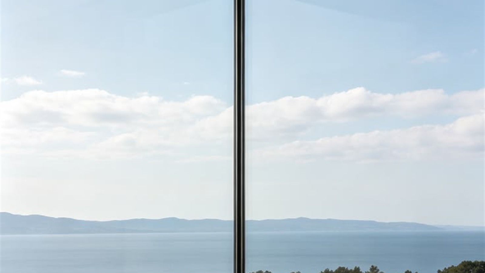 Janela panorâmica de vidro em canto com vista para o mar