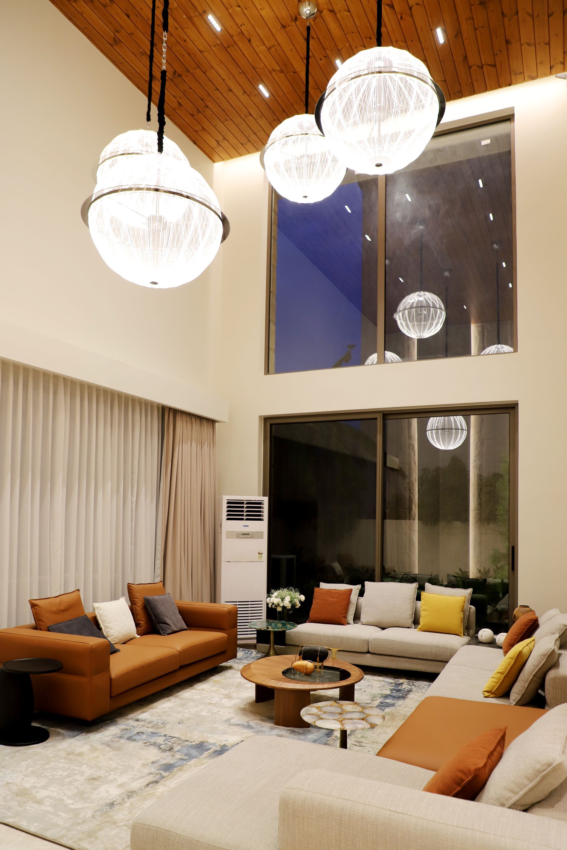 Sala ampla com portas de vidro de correr conectando ambiente interno e área externa