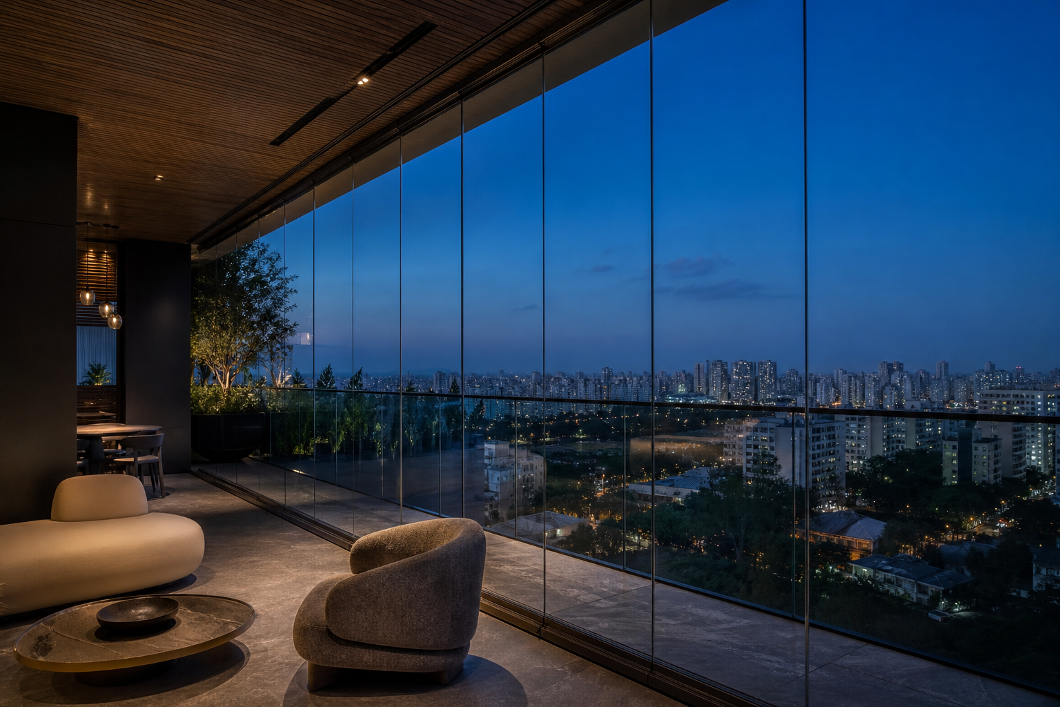 Sacada envidraçada com vista urbana e mobiliário confortável